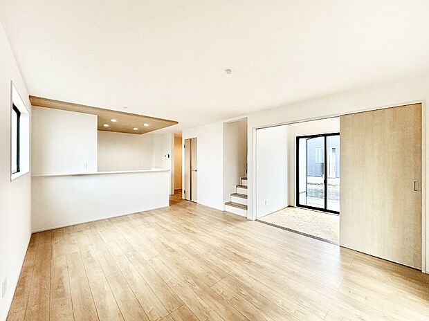 明るい陽光が注ぎ、寛ぎの雰囲気に満たされるダイニング。   