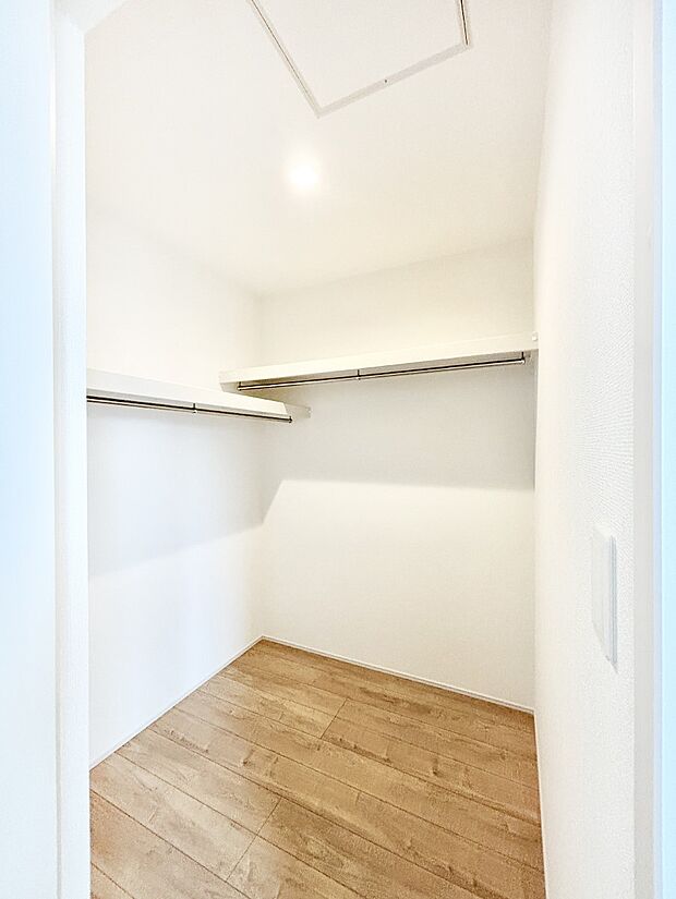 洋室のWIC。奥行きがあるので厚手の衣類もすっきり収まります。  