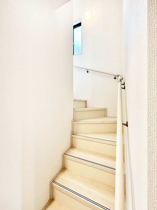 階段には手すりがあり、小さなお子様やお年寄りの方にも安心です。