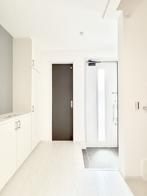 明るい玄関はお客様をお出迎えするのにぴったりです!