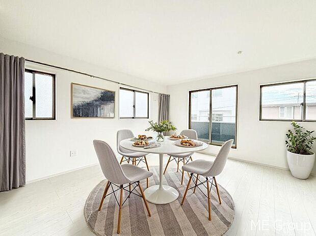 ご家族の賑やかな話し声で包まれる明るいリビング ※家具はCGです