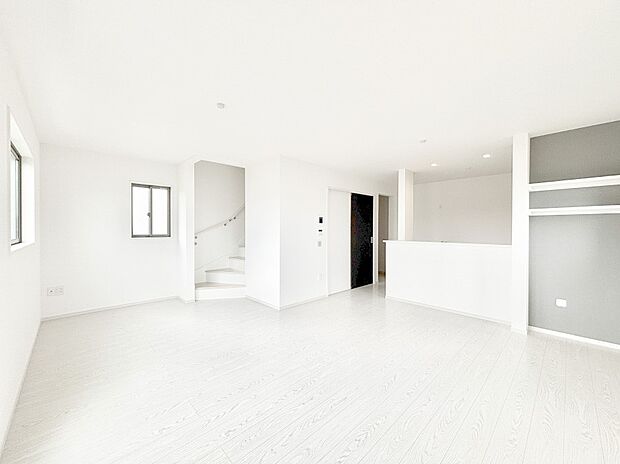 明るい陽光が注ぎ、寛ぎの雰囲気に満たされるリビング・ダイニング。 