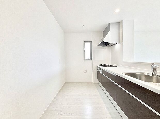 爽やかな風が通り抜けるキッチン。窓があるので明るく換気にも役立ちます。