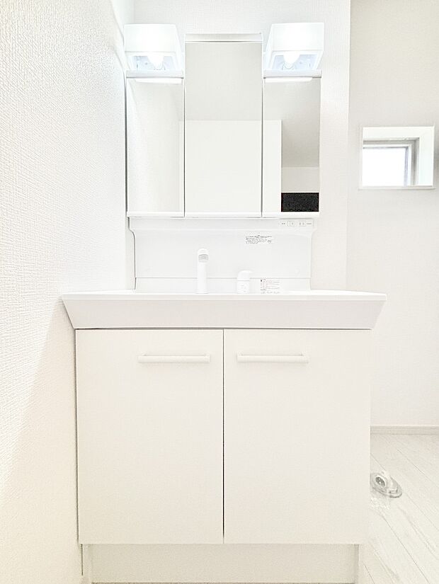 大きく見やすい三面鏡で清潔感ある洗面台は、身だしなみチェックや肌のお手入れにおすすめです。 