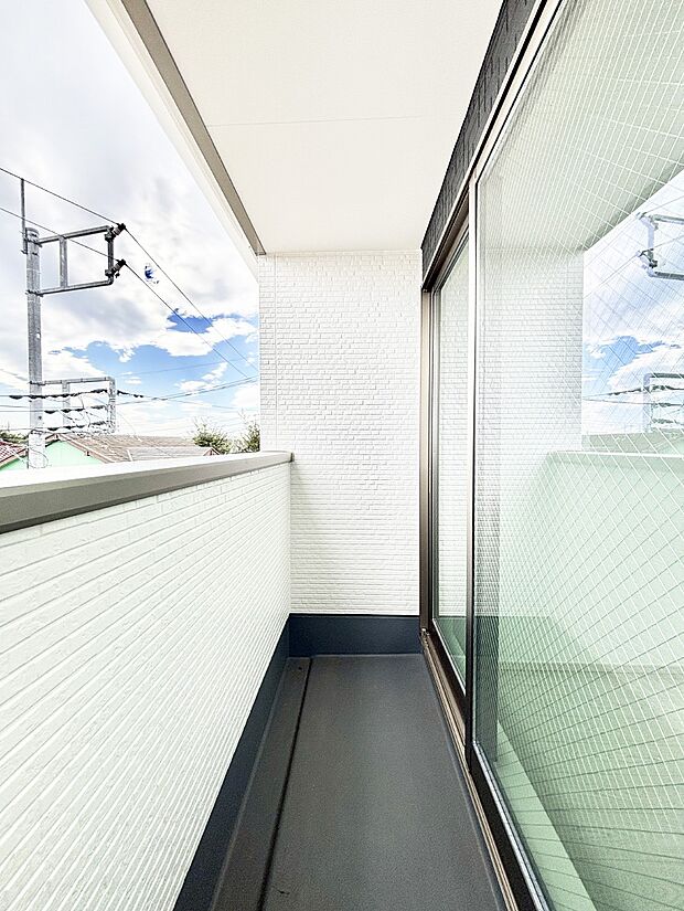 ゆったりバルコニーだから沢山お洗濯ものを干せます。