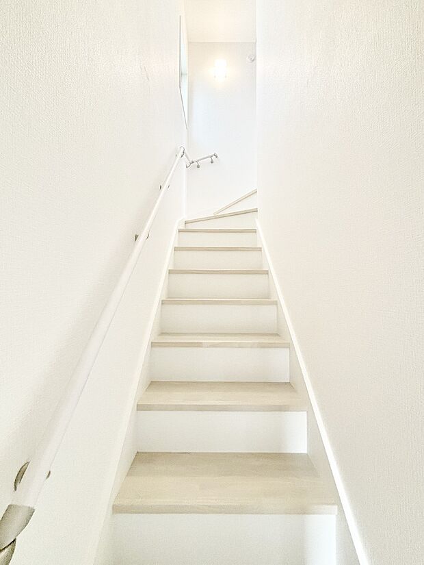 安全性を考慮し階段には手すりを設置しています