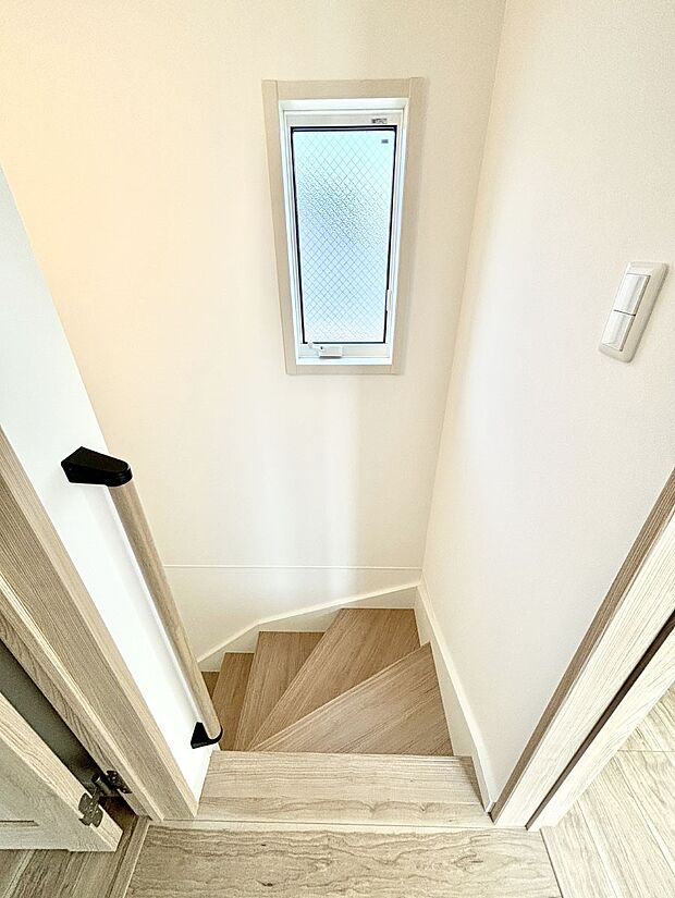 階段は手すり付きなので小さなお子さまやご高齢の方も安心です