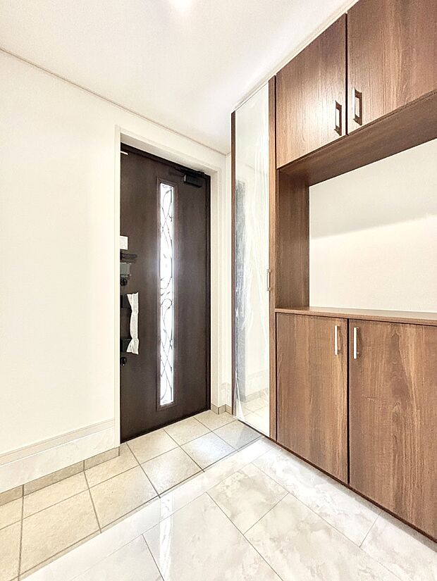 明るい玄関はお客様をお出迎えするのにぴったりです！ 