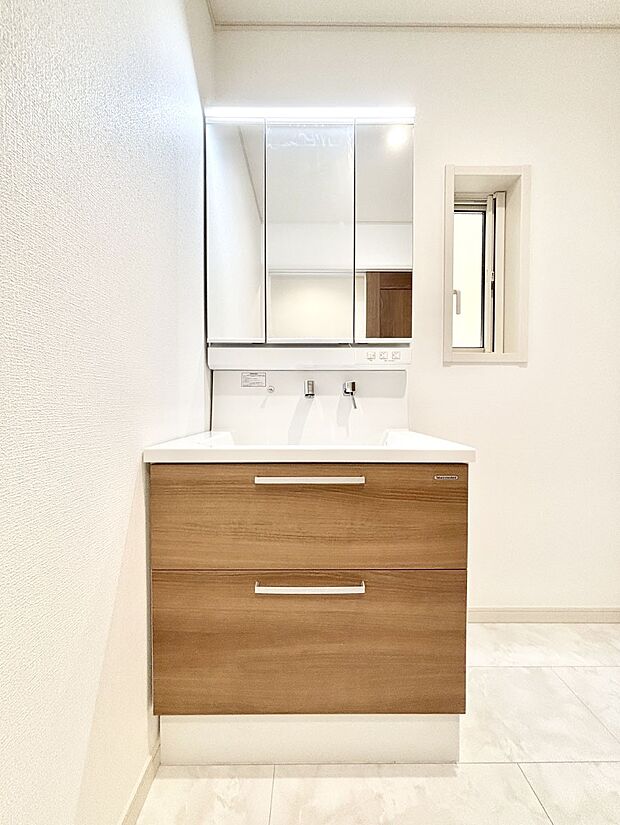 大きく見やすい三面鏡で清潔感ある洗面台は、身だしなみチェックや肌のお手入れにおすすめです。 