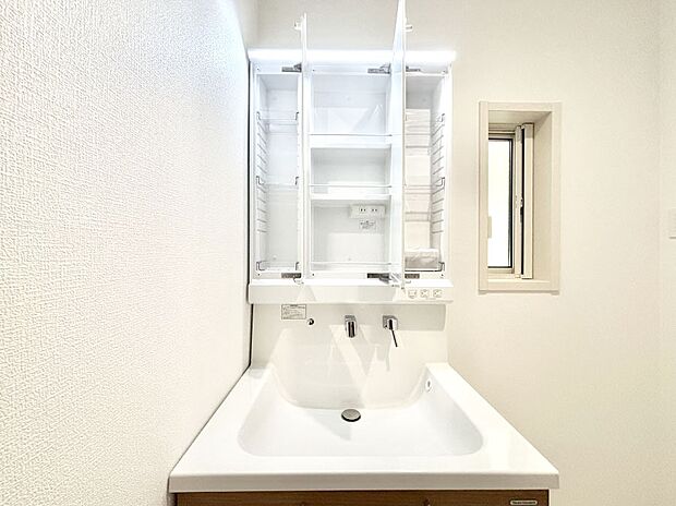三面鏡の裏に、化粧品や衛生用品などを収納可能。洗面台をすっきりと保ちます！