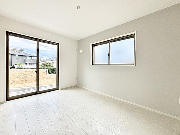 窓からのやさしい光が心地よいプライベートルーム