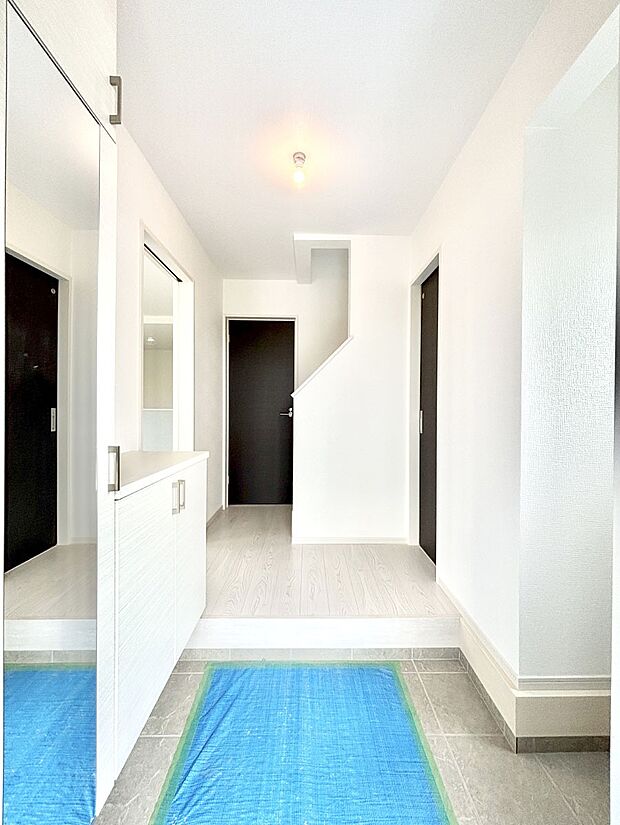 家族の帰宅やお客様をあたたかく迎える玄関  