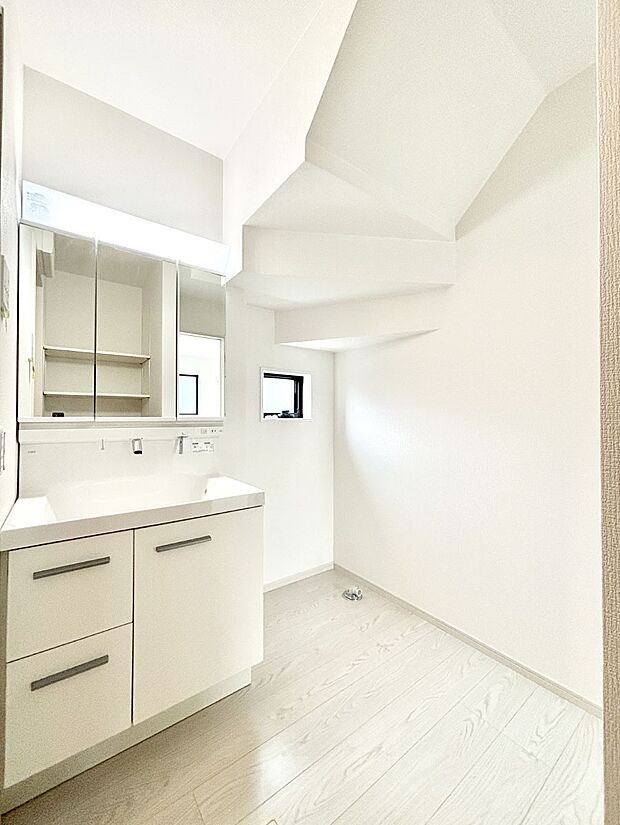 明るい洗面所は毎朝の身支度も楽しくできちゃいそうです。