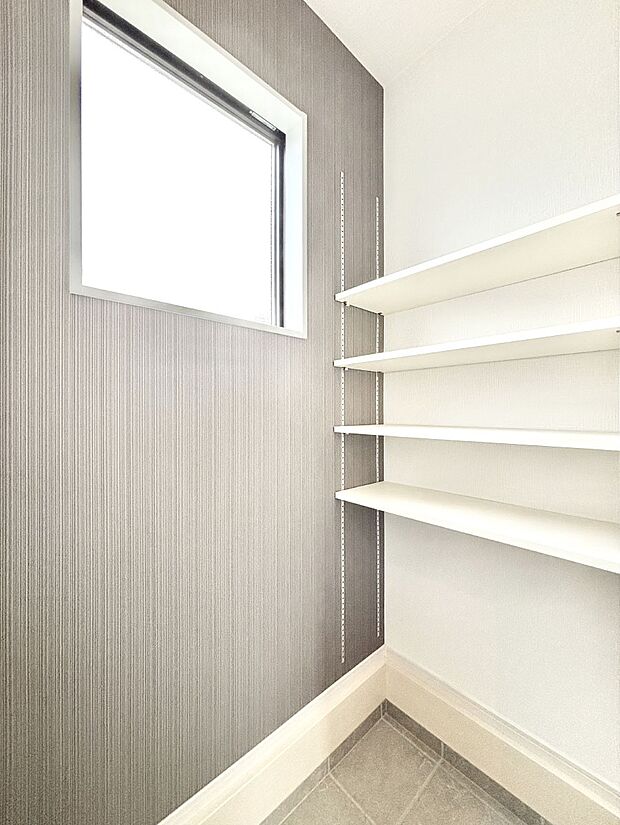 シューズインクローク付き！雨具やベビーカーも置けます。 