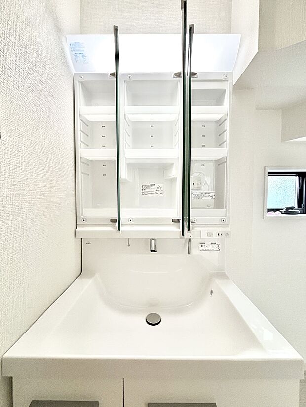 三面鏡の裏に、化粧品や衛生用品などを収納可能。洗面台をすっきりと保ちます！