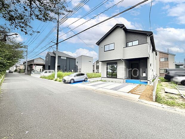 前面道路はきちんと整備されています  