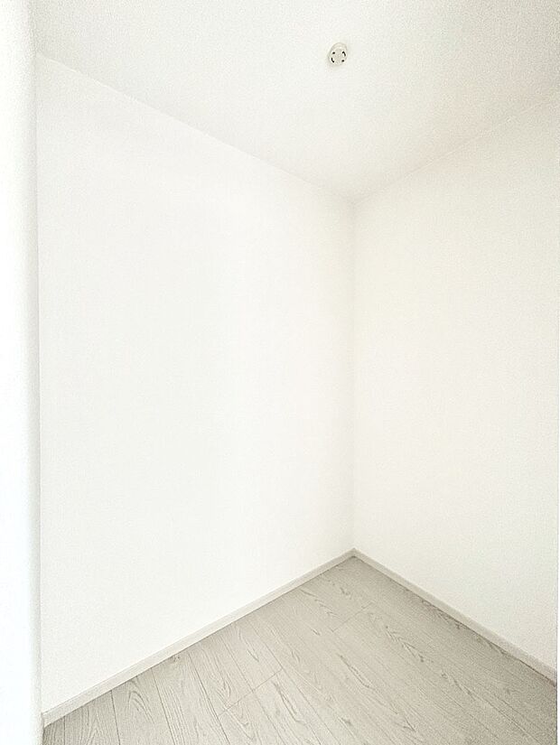 ウォークインクローゼット付きで生活空間を広く利用できます。