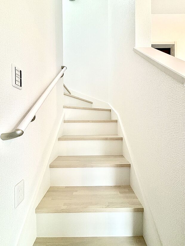 安全性を考慮し階段には手すりを設置しています