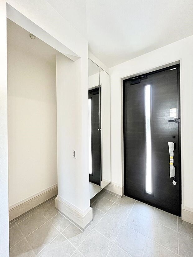 ガラススリットの入った玄関ドアが室内に光を届けてくれます  