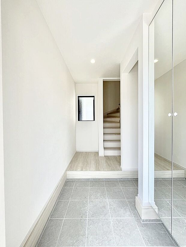 ミラー付きシューズボックスはお出かけ前の身だしなみチェックに便利