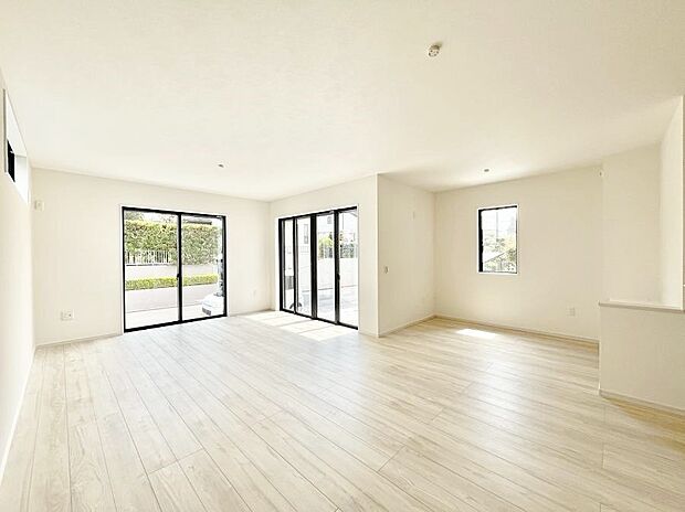 自然光が取り込まれ、家族団らんの場所を明るく演出