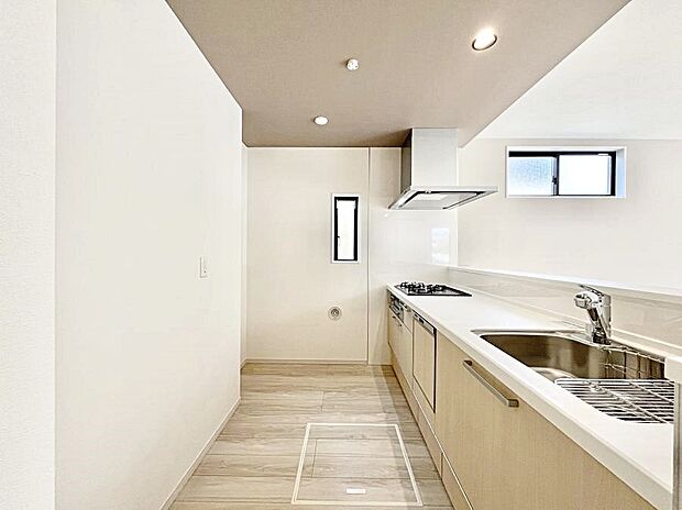 爽やかな風が通り抜けるキッチン。窓があるので明るく換気にも役立ちます。