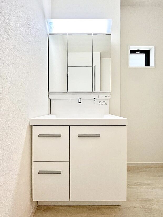 大きく見やすい三面鏡で清潔感ある洗面台は、身だしなみチェックや肌のお手入れにおすすめです。 