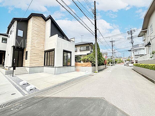 ゆとりある接道で駐車の苦手な方もラクラク