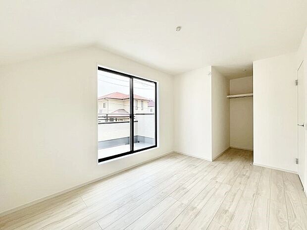 バルコニーが開放感をプラスしてくれる洋室  