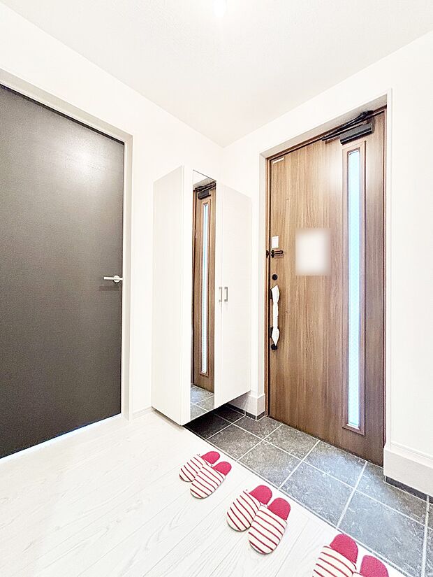 ガラススリットの入った玄関ドアが室内に光を届けてくれます