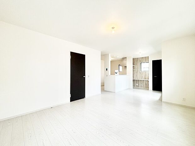 ご家族の賑やかな話し声で包まれる明るいリビング