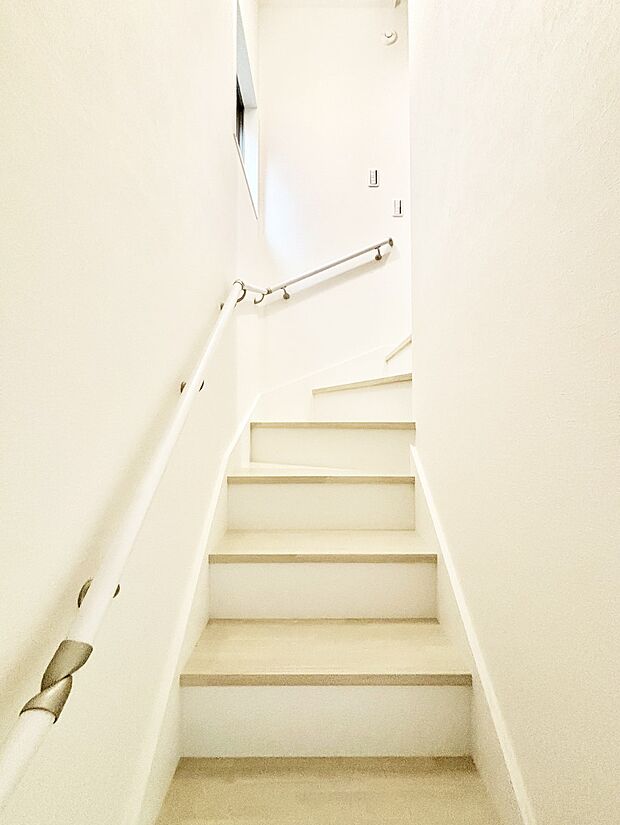 階段は手すり付きなので小さなお子さまやご高齢の方も安心です