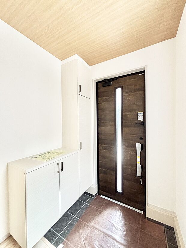 ガラススリットの入った玄関ドアが室内に光を届けてくれます