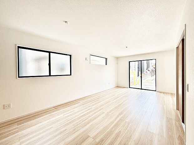 大きな窓からたっぷりの陽光と風を感じられるリビング