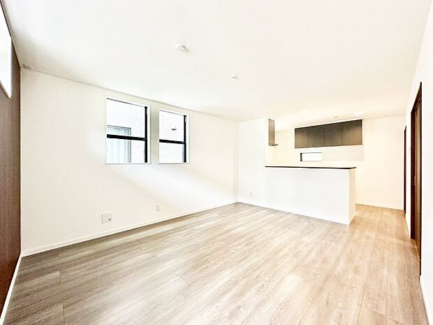 ご家族の賑やかな話し声で包まれる明るいリビング