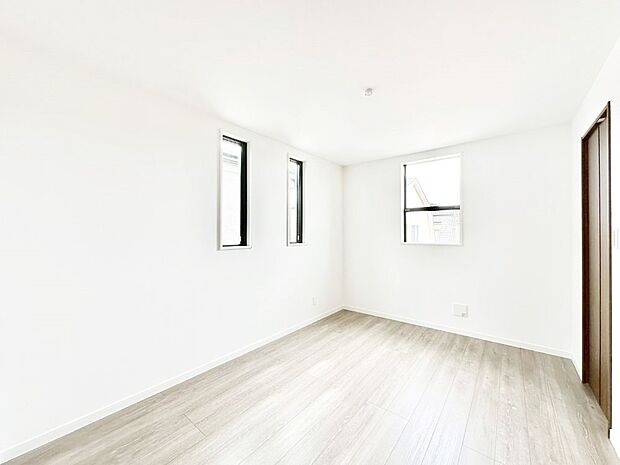 窓からのやさしい光が心地よいプライベートルーム