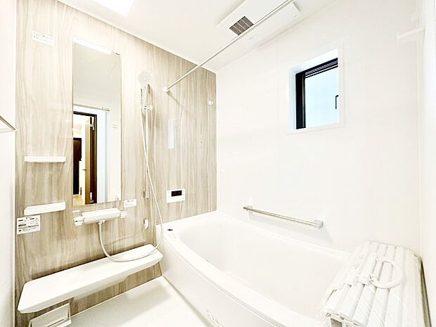 一日の疲れを癒してくれる明るい清潔感のあるバスルーム