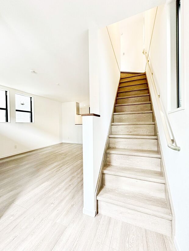 階段は手すり付きなので小さなお子さまやご高齢の方も安心です