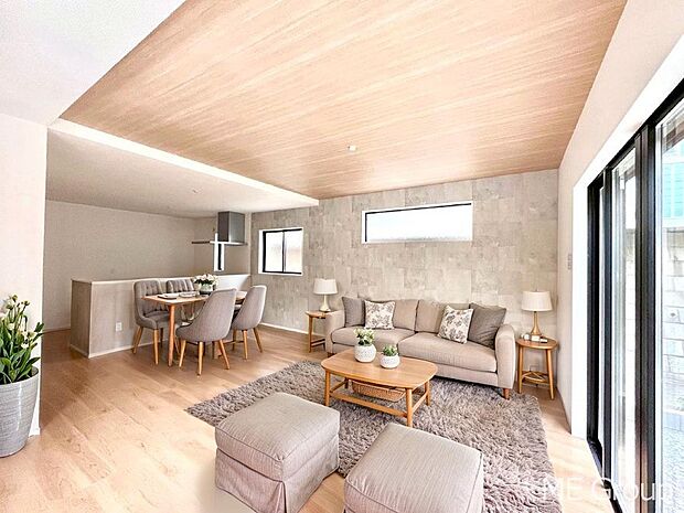 ご家族の賑やかな話し声で包まれる明るいリビング  ※家具はCGです