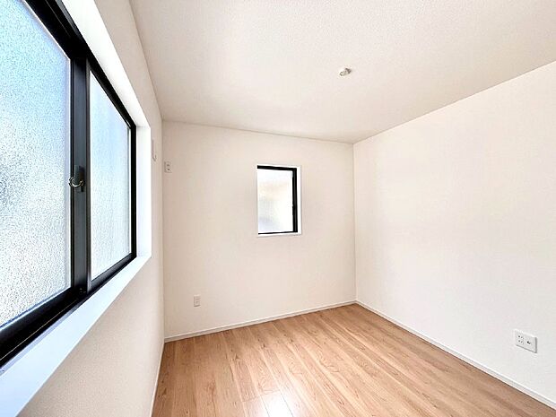 窓からのやさしい光が心地よいプライベートルーム  