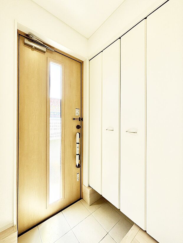 ガラススリットの入った玄関ドアが室内に光を届けてくれます