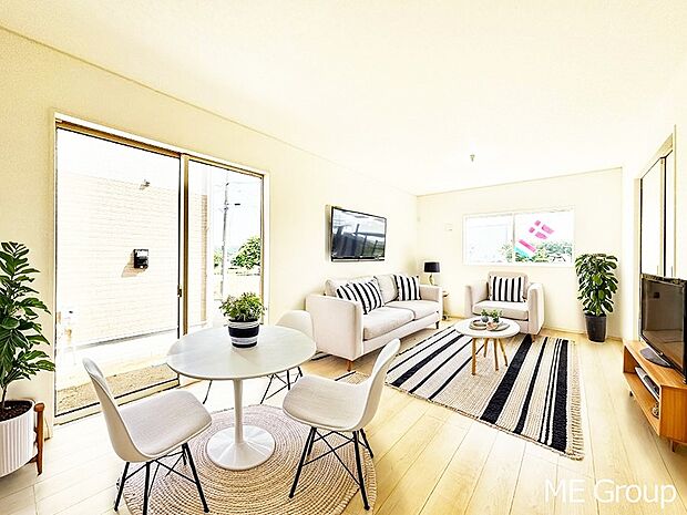 大きな窓からたっぷりの陽光と風を感じられるリビング※家具はCGです