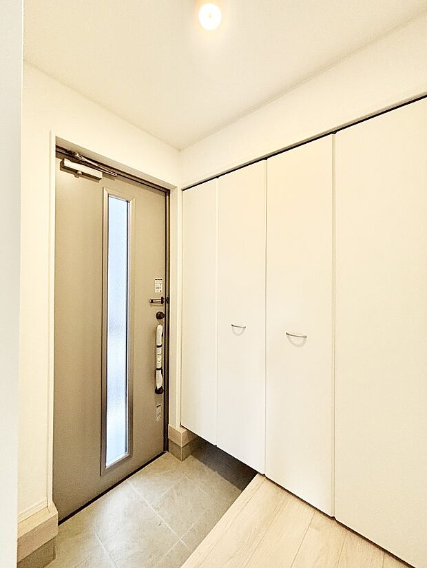 ガラススリットの入った玄関ドアが室内に光を届けてくれます