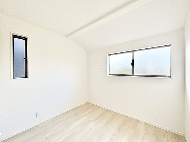 窓からのやさしい光が心地よいプライベートルーム