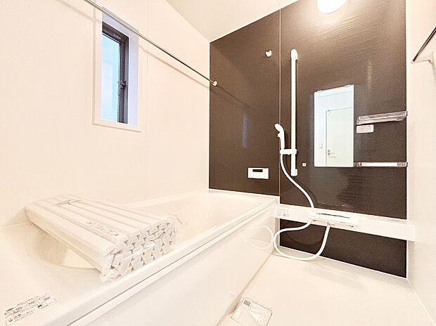 一日の疲れを癒してくれる明るい清潔感のあるバスルーム