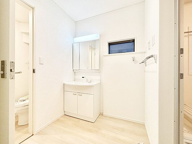 収納力と機能性に優れた洗面化粧台