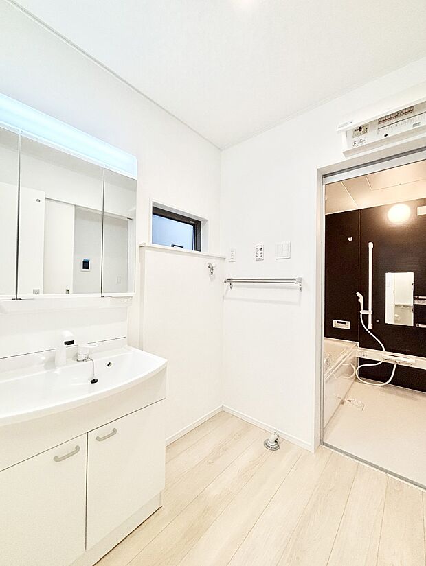 清潔感ある洗面化粧室で朝の身支度も快適