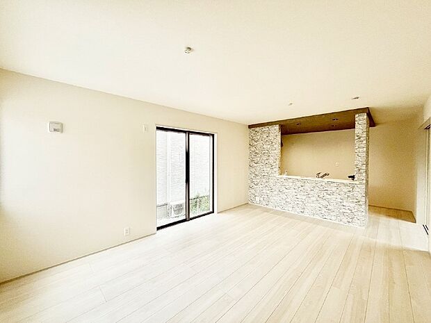 ご家族の賑やかな話し声で包まれる明るいリビング