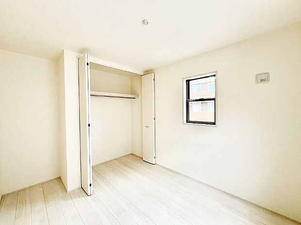 窓からのやさしい光が心地よいプライベートルーム