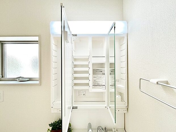 三面鏡の裏に、化粧品や衛生用品などを収納可能。洗面台をすっきりと保ちます！